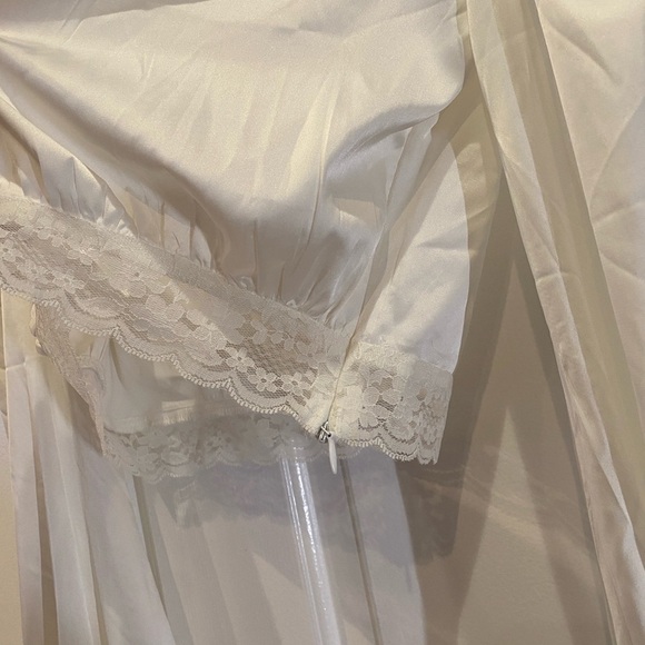 Missguided white satin lace deep plunge crop top size 4 - Picture 3 of 8